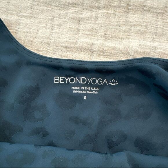 BEYOND YOGA Size Small Cropped Tank Top Blue/teal Animal Print Leopard - Picture 3 of 7